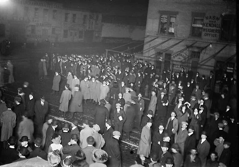 New York crowds waiting for the survivors of the Titanic arriving on the Carpathia